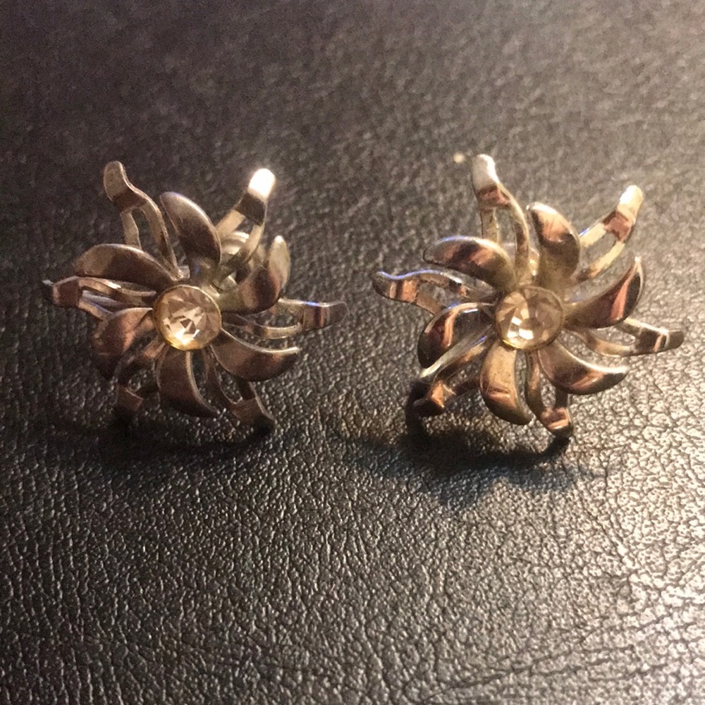 Vintage Silver Flower Screwback earrings